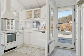 Fridge, oven, stovetop, dishwasher - Lovely summer house with sea view (Sjølund)