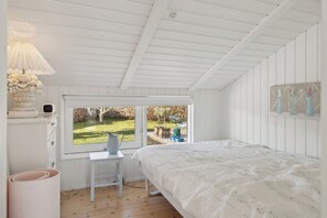 3 bedrooms, free WiFi - Lovely summer house with sea view (Sjølund)