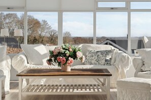 TV, fireplace - Lovely summer house with sea view (Sjølund)