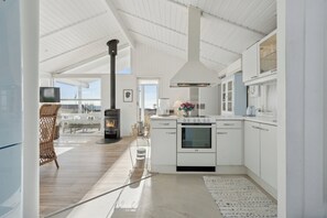 Fridge, oven, stovetop, dishwasher - Lovely summer house with sea view (Sjølund)