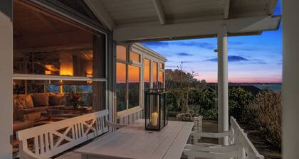 Lovely summer house with sea view