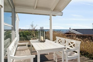 Outdoor dining - Lovely summer house with sea view (Sjølund)