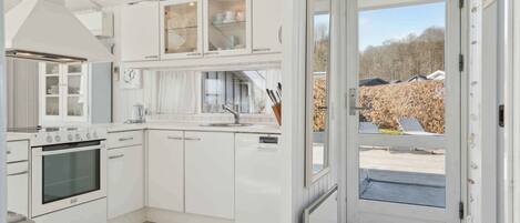 Frigorifero, forno, piano cottura, lavastoviglie