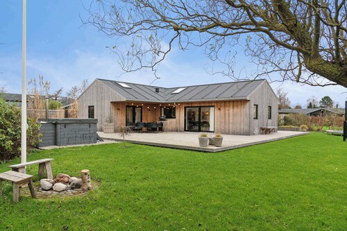 Scenic summer house with space for the family