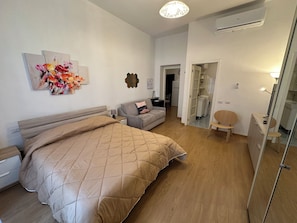 1 dormitorio, tabla de planchar con plancha, wifi y ropa de cama