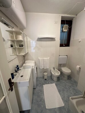 Dusche, Haartrockner, Bidet, Handtücher