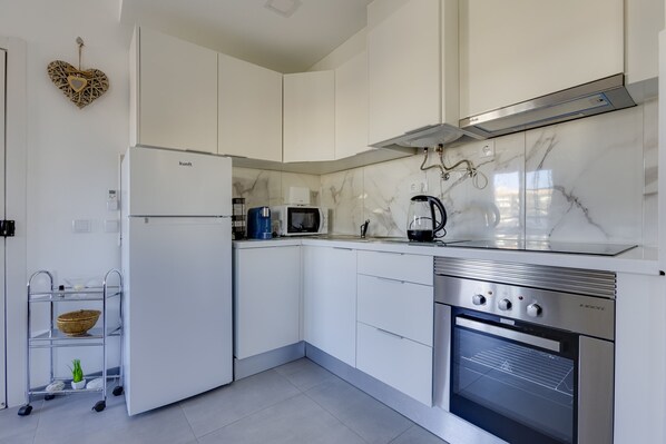 Fridge, microwave, oven, coffee/tea maker