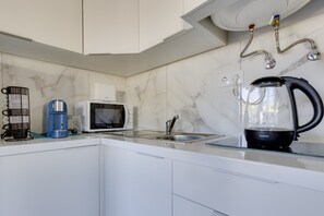 Fridge, microwave, oven, coffee/tea maker