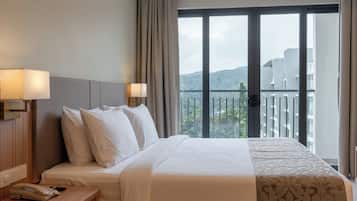 Suite estudio, 1 cama de matrimonio grande | Escritorio, espacio para trabajar con un portátil, cortinas opacas
