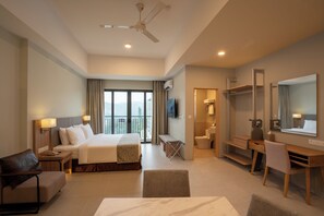 Studio Suite King | Desk, laptop workspace, blackout drapes, soundproofing