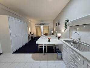 Premium Twin Room, Balcony, Sea View | Living area | TV