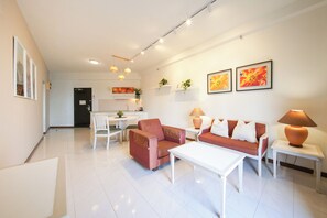 Living area - Rainbow Paradise Hotel Tg Bungah Beach (George Town)