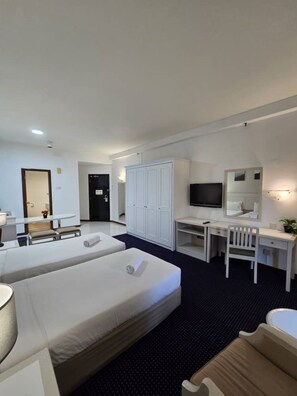 Premium Twin Room, Balcony, Sea View | Living area | TV
