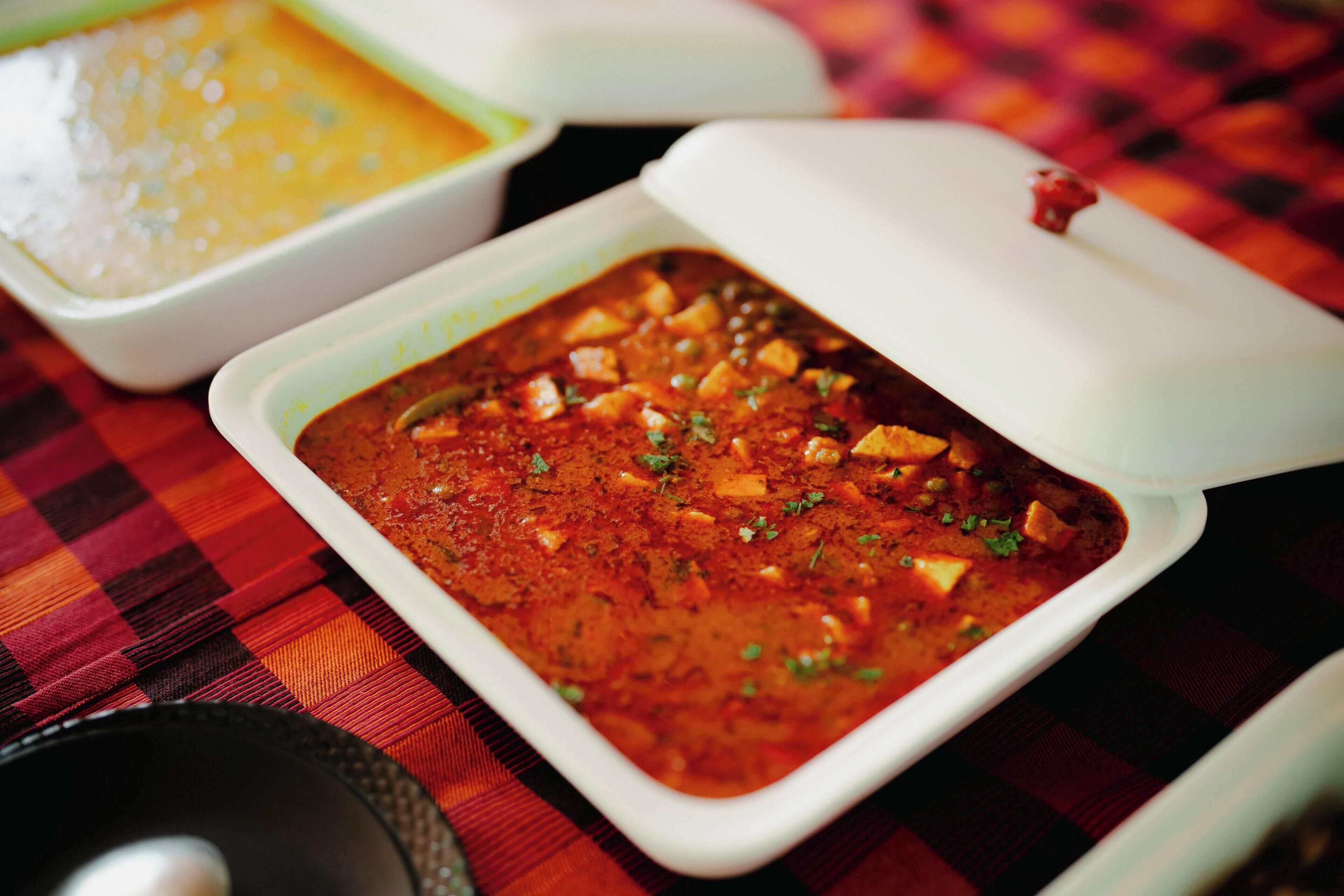 Un plato de curry con tapa sobre una mesa.
