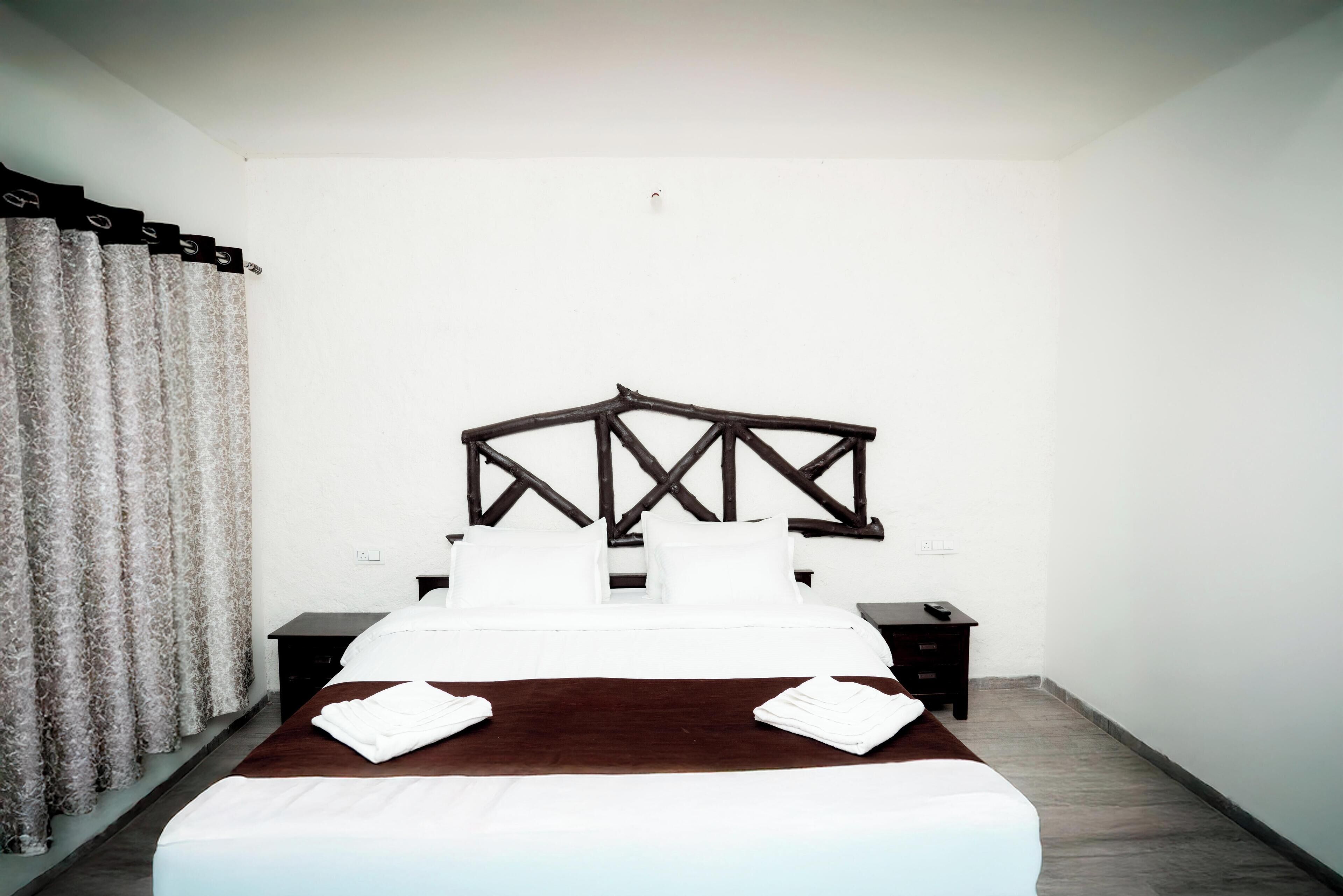 豪華雙人或雙床房 | 客房內保險箱、書桌、筆電工作空間、遮光布/窗簾