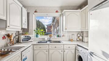 Apartamento | Cozinha privada | Geladeira, micro-ondas, fogão, cooktop