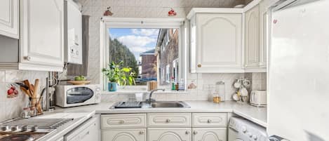 Apartment | Private kitchen | Fridge, microwave, oven, stovetop