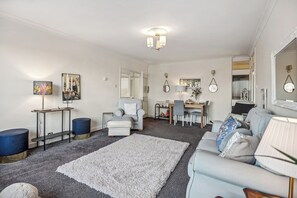 Apartamento | Zona de estar | Una televisión de pantalla plana