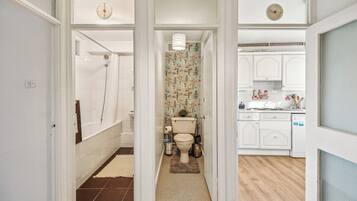 Apartment | Bathroom | Combined shower/bathtub, deep-soaking bathtub, hair dryer, bidet