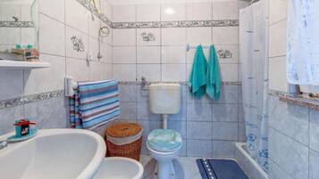 Doccia, asciugacapelli, bidet, asciugamani