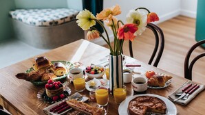A breakfast table with pastries, fruits, and beverages. - Maison Hubert (Bordeaux)