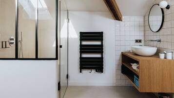 Suíte luxo, terraço (Maxi Pampa) | Banheiro | Secador de cabelo, toalhas de banho, sabonete, shampoo