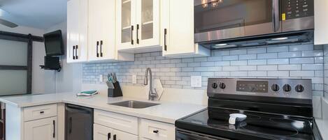 Kjøleskap, mikrobølgeovn, ovn og kokeplater