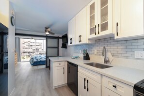 Kjøleskap, mikrobølgeovn, ovn og kokeplater