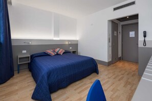 Classic Double or Twin Room, Private Bathroom | In-room safe, desk, blackout drapes, soundproofing - HOTEL MARTINI (Verona)