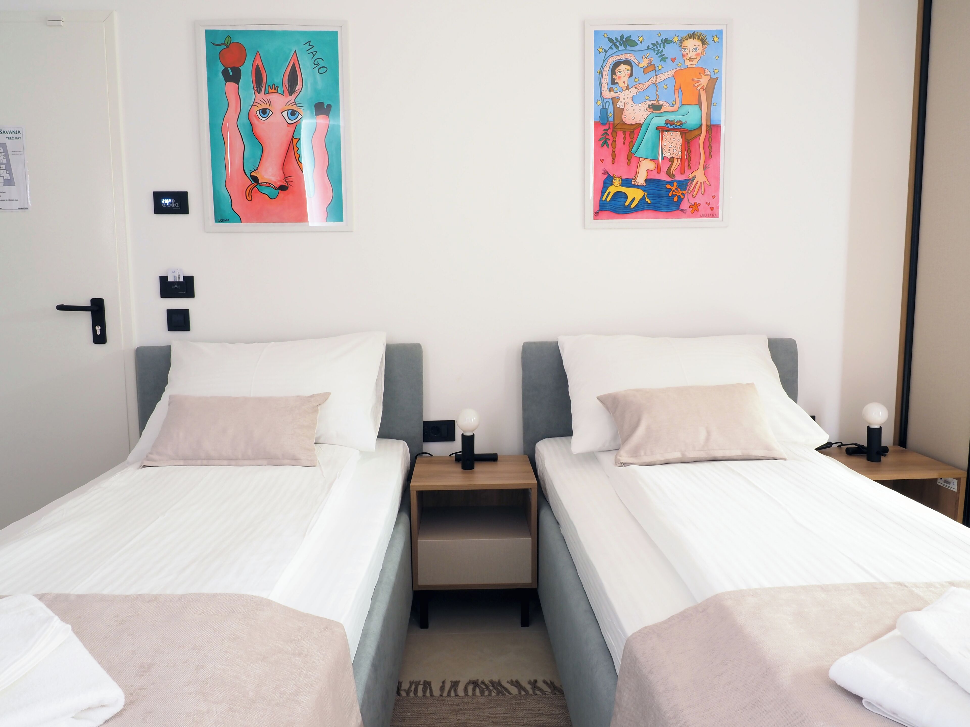 Superior Twin kamer | Een kluis op de kamer, een bureau, een laptopwerkplek