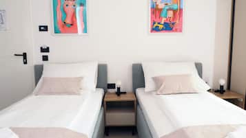 Habitación superior con 2 camas individuales | Caja fuerte, escritorio, espacio para trabajar con un portátil