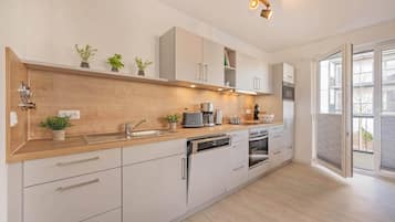 Kjøleskap, mikrobølgeovn, ovn og kokeplater