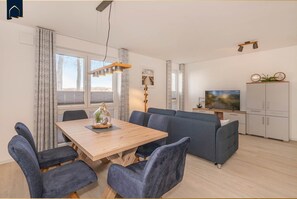 Dining - Modern apartment with balcony - only 800 m to the beach (Ostseebad Kölpinsee)