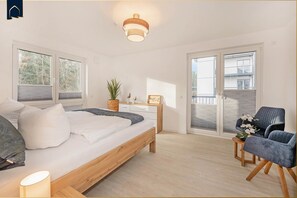 3 bedrooms, free WiFi - Modern apartment with balcony - only 800 m to the beach (Ostseebad Kölpinsee)