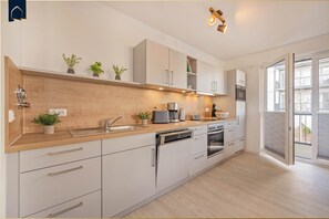 Fridge, microwave, oven, stovetop - Modern apartment with balcony - only 800 m to the beach (Ostseebad Kölpinsee)