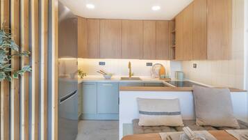 Een koelkast, een microgolfoven, een oven, een kookplaat