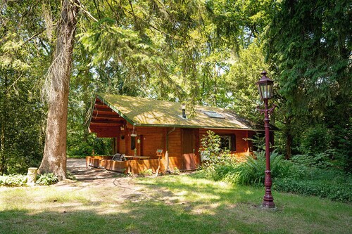 Cozy nature cottage in forest with private parking