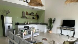Ein modernes Wohnzimmer mit einer Couch, einem Couchtisch und einer TV-Konsole.