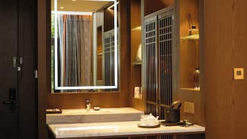 Superior Single Room | Ruang tamu | 55 cm televisyen LED dengan digital