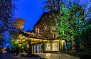 Front of property - Ziyue Minghu Hotel (Jinan)