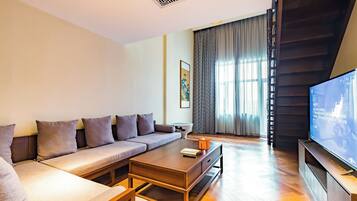 Quarto solteiro superior, vista para o lago | Edredons de pluma, frigobar (abastecido com itens grátis), escrivaninha