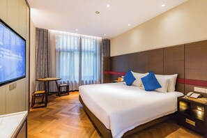 Edredón, artículos del minibar gratis y escritorio 