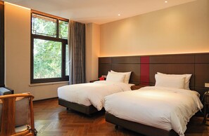 Habitación superior con 1 cama doble o 2 individuales | Edredones de plumas, minibar con artículos gratuitos, escritorio