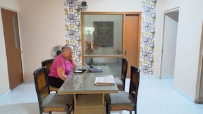 Chambre, plusieurs chambres, accessible aux personnes à mobilité réduite, fumeurs | Salle à manger