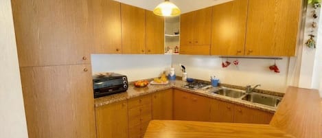 Fridge, microwave, stovetop, cookware/dishes/utensils
