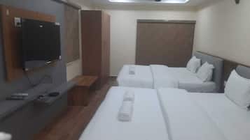 Habitación doble superior, patio, vista a la ciudad | Escritorio, espacio para trabajar con laptop y insonorización