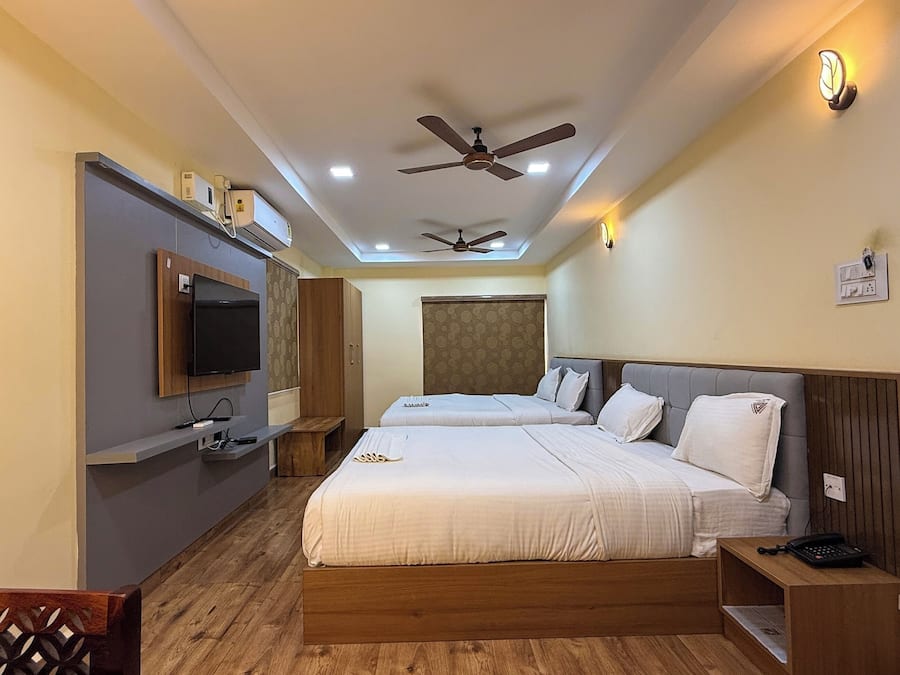 Habitación doble superior, patio, vista a la ciudad | Baño | Amenidades de baño gratuitas, secadora de cabello, pantuflas, toallas