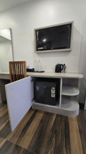 Quarto casal ou duplo, vista para a cidade | Área de estar | TV