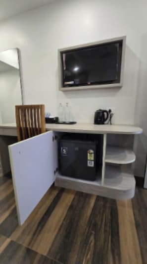 Quarto casal ou duplo, vista para a cidade | Área de estar | TV