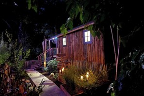 Terrace/patio - Comfortable wooden cabins for rent (heating & air-conditioning). (Clermont-l'Hérault)